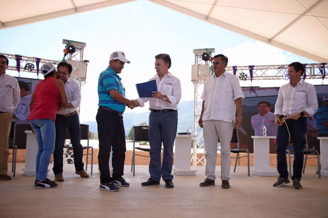 Presidente Santos entrega las primeras 100 escrituras de Gramalote 