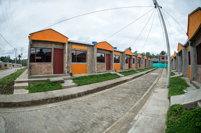 En Tumaco 170 familias reciben casas nuevas adaptadas al cambio climático
 
